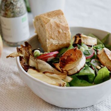 FRÜHLINGSHAFTER SALAT MIT KARAMELLISIERTEM ZIEGENKÄSE